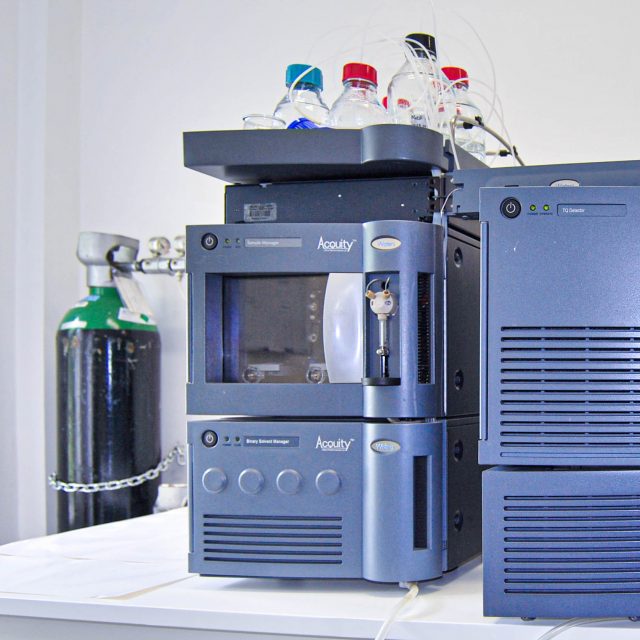 UPLC Waters® ACQUITY UPLC com amostrador automático. Espectrómetro de massa de tipo triplo quadrupolo Waters® ACQUITY TQ. Este equipamento foi financiado pela Fundação para a Ciência e Tecnologia e Portugal 2020 (LISBOA-01-0145-FEDER-402-022125)