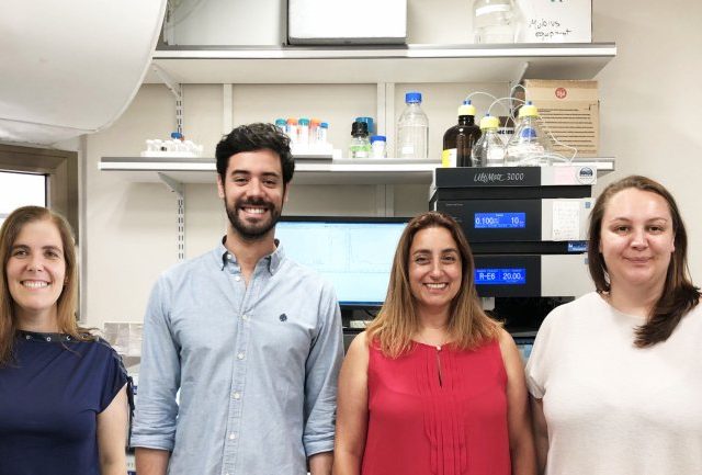 Equipa de investigadores da Faculdade de Farmácia da Universidade de Lisboa (FFUL) e Faculdade Sackler de Medicina da Universidade de Tel Aviv (U. Tel Aviv) que lideraram o estudo publicado na revista Nature Nanotechnology, DOI: 10.1038/s41565-019-0512-0 https://www.nature.com/articles/s41565-019-0512-0 Da esquerda para a direita: Helena Florindo (FFUL), João Conniot (FFUL), Ronit Satchi-Fainaro (U. Tel Aviv) e Anna Scomparin (U. Tel Aviv)