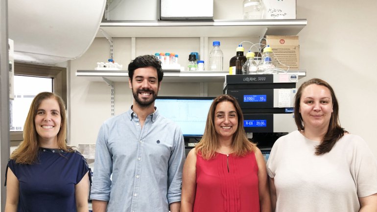 Equipa de investigadores da Faculdade de Farmácia da Universidade de Lisboa (FFUL) e Faculdade Sackler de Medicina da Universidade de Tel Aviv (U. Tel Aviv) que lideraram o estudo publicado na revista Nature Nanotechnology, DOI: 10.1038/s41565-019-0512-0 https://www.nature.com/articles/s41565-019-0512-0 Da esquerda para a direita: Helena Florindo (FFUL), João Conniot (FFUL), Ronit Satchi-Fainaro (U. Tel Aviv) e Anna Scomparin (U. Tel Aviv)